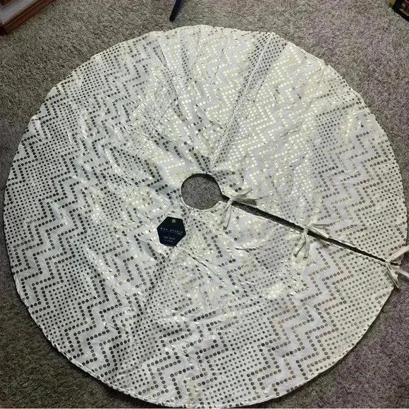 Max Studio Tree Skirt Holiday Christmas Cream Gold Dots Tie Closure 52” NWT - Picture 3 of 6